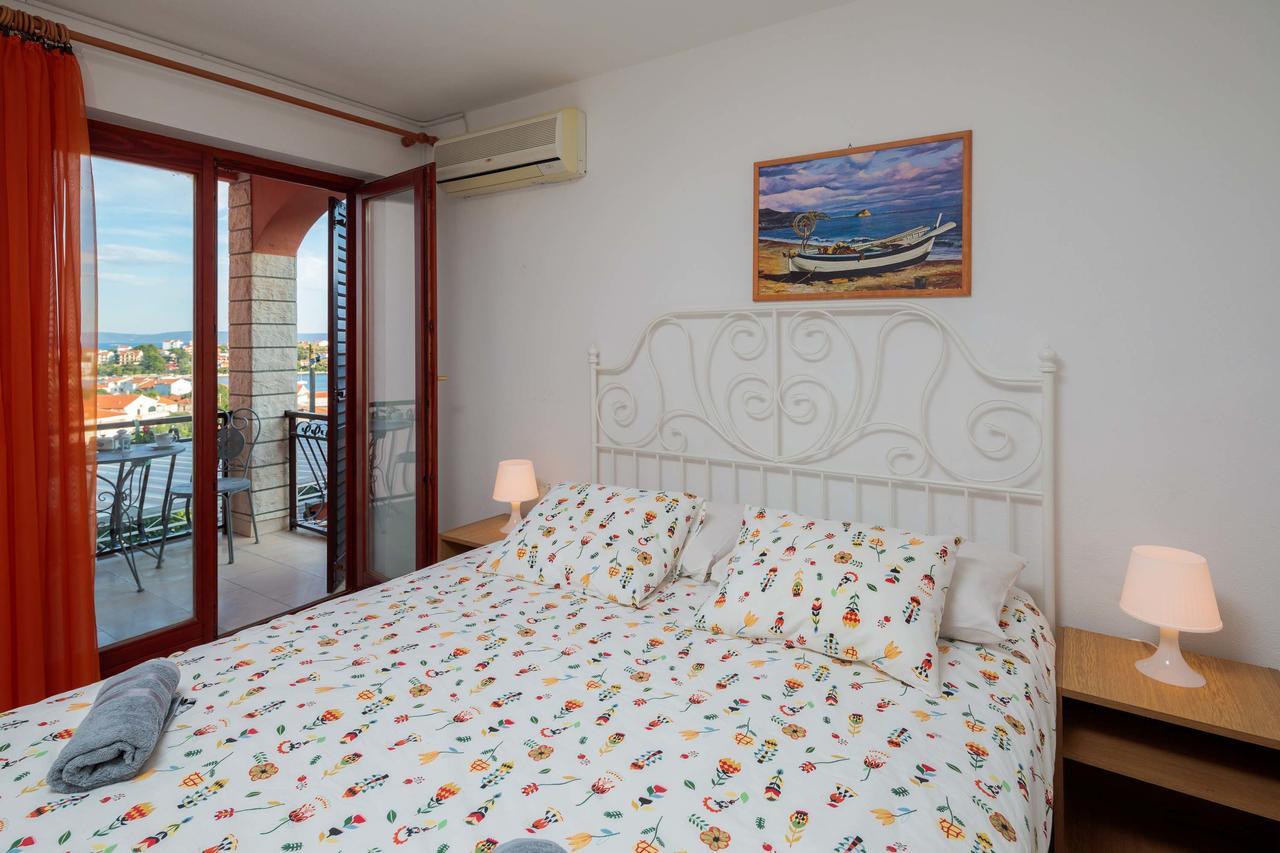 Apartments Loncar Seget Vranjica Exterior photo