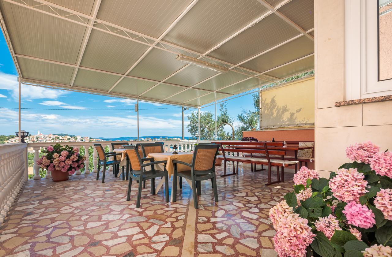 Apartments Loncar Seget Vranjica Exterior photo